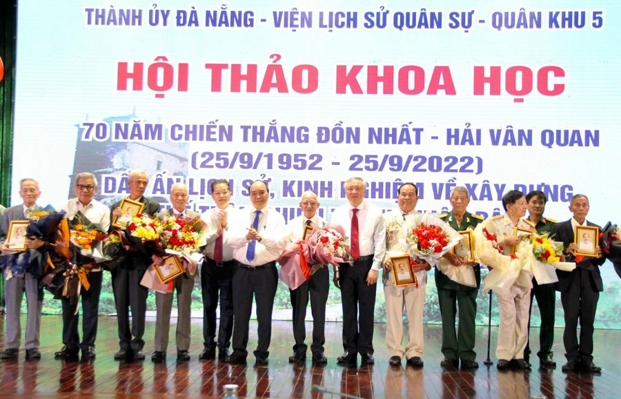Chủ tịch nước Nguyễn Xuân Phúc tặng quà và chụp ảnh lưu niệm cùng các cựu chiến binh Tiểu đoàn 59. 
