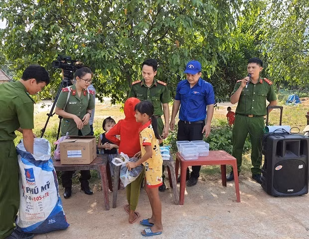 Đổi rác nhựa lấy quà (Internet)