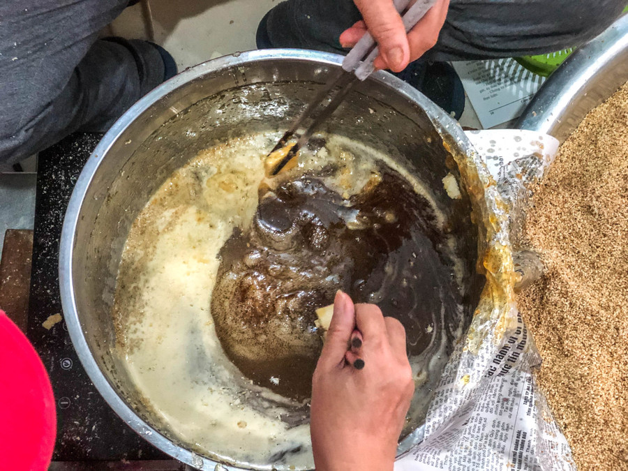 Tiếp đó, bánh được nhúng với một lớp đường mía non.