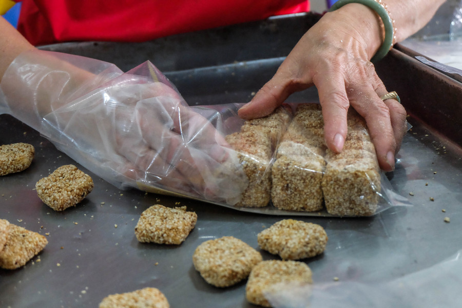 &quot;Từ 15 đến 28 tháng Chạp âm lịch xưởng sẽ bắt đầu hoạt động từ 1h sáng và làm liên tục đến 20h đêm hôm sau, để đảm bảo số lượng cung cấp cho thị trường”, anh Sol cho hay.