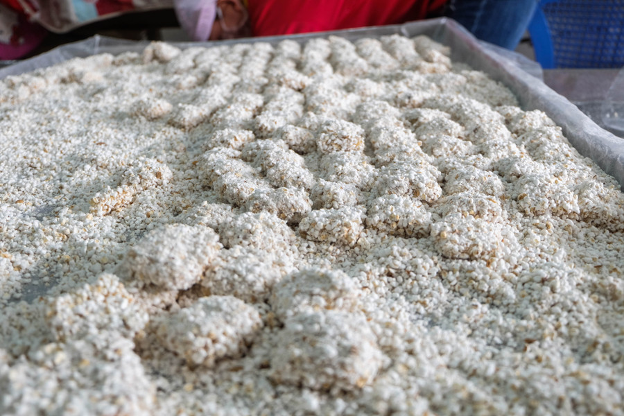 Không chỉ sản xuất bánh khô mè, cơ sở còn sản xuất bánh khô nổ. Một trong những đặc sản của Đà Nẵng.