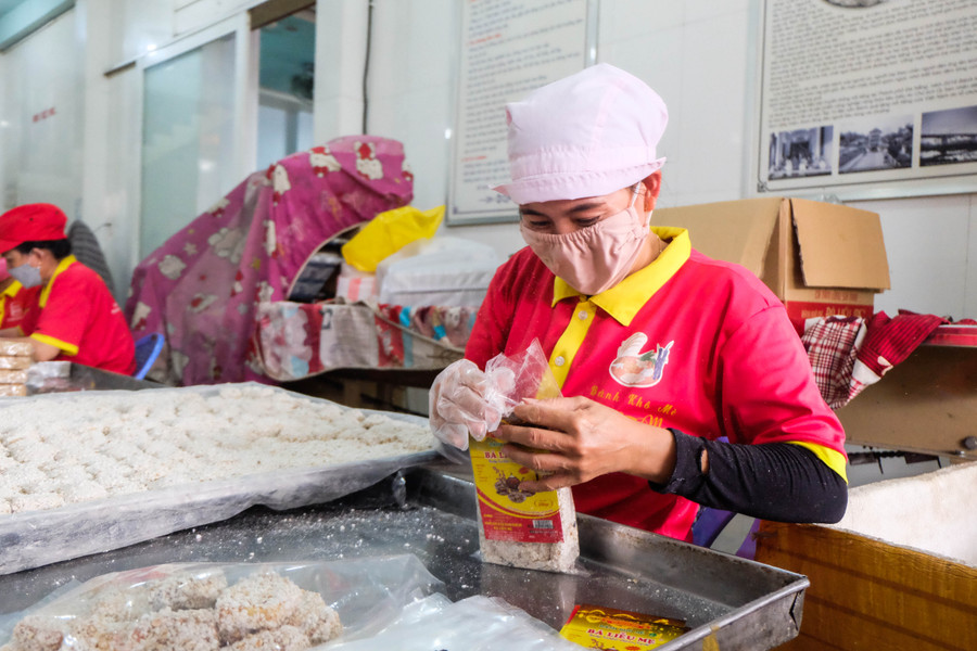 Chị Nguyễn Thị Tình – quận Cẩm Lệ cho biết, số lượng bánh khô mè năm nay bán ra khá nhiều, nên chị phải tăng ca sản xuất. “Điều này đồng nghĩa với việc thu nhập sẽ tăng cao hơn, hy vọng sẽ có một cái tết ấm hơn”, chị Tình tâm sự.
