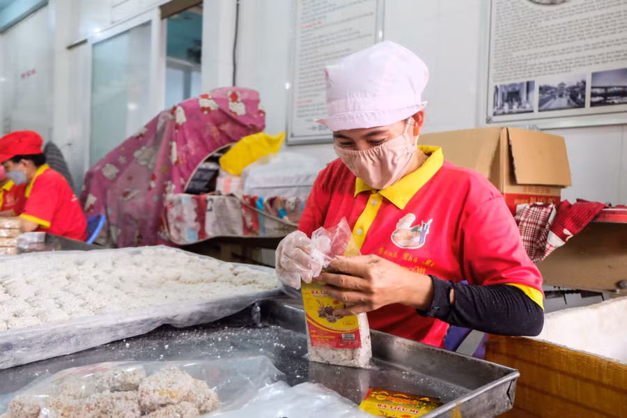 Chị Nguyễn Thị Tình – quận Cẩm Lệ cho biết, số lượng bánh khô mè năm nay bán ra khá nhiều, nên chị phải tăng ca sản xuất. “Điều này đồng nghĩa với việc thu nhập sẽ tăng cao hơn, hy vọng sẽ có một cái tết ấm hơn”, chị Tình tâm sự. Chị Nguyễn Thị Tình – quận Cẩm Lệ cho biết, số lượng bánh khô mè năm nay bán ra khá nhiều, nên chị phải tăng ca sản xuất. “Điều này đồng nghĩa với việc thu nhập sẽ tăng cao hơn, hy vọng sẽ có một cái tết ấm hơn”, chị Tình tâm sự.