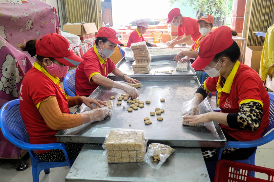 Hiện trên thị trường có nhiều loại bánh khô mè, gồm bánh khô mè trắng và bánh khô mè đen, bánh khô mè gạo lứt trắng, bánh khô mè gạo lứt đen.