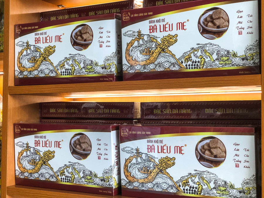 Ngoài ra, xưởng sản xuất bánh khô mè Bà Liễu Mẹ còn cải tiến sản phẩm, cho ra lò dòng sản phẩm bánh khô mè gạo lứt. “Sản phẩm truyền thống là gạo thường, chúng tôi đã thay đổi và tạo ra loại sản phẩm bánh khô mè gạo lứt. Bánh khô mè gạo lứt sẽ tăng độ dinh dưỡng, đảm bảo sức khỏe cho người dân”, anh Sol thông tin thêm.