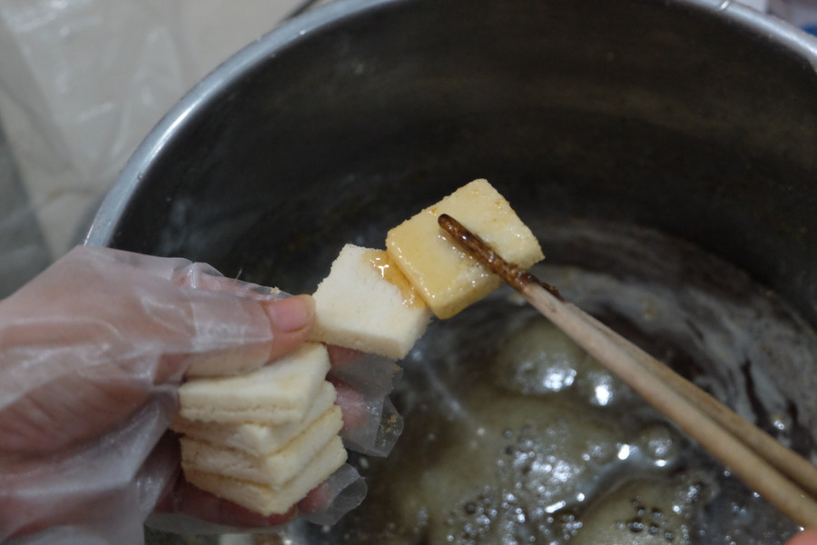 Là đặc sản nổi tiếng của Đà Nẵng, thế nhưng, nguyên liệu chính để làm ra sản phẩm đặc sản này chính là những nguyên liệu đơn giản gần gũi với cuộc sống hằng ngày như: bột mì, gừng, mè, đường mía.