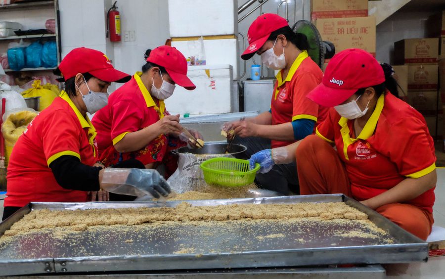Xưởng sản xuất bánh khô mè Bà Liễu Mẹ ở Đà Nẵng đang vào cao điểm của vụ Tết. 