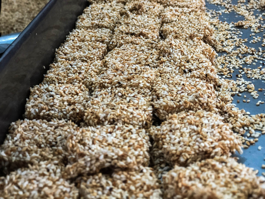 Không đợi đến dịp Tết, bánh khô mè luôn là sự lựa chọn của nhiều du khách khi đến Đà Nẵng tham quan du lịch, công tác. “Bên cạnh đó, khách hàng là người Việt kiều khi về thăm quê đã đặt mua rất nhiều bánh khô mè, để sau Tết mang sang nước ngoài tặng cho bạn bè”, anh Sol chia sẻ.