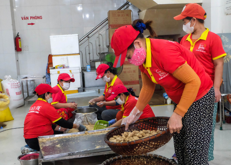 Anh Huỳnh Đức Sol - chủ cơ sở sản xuất bánh khô mè Bà Liễu Mẹ tại quận Cẩm Lệ cho biết: “Ngày thường chúng tôi chỉ sản xuất 500 sản phẩm nhưng thời điểm này cơ sở sản xuất nhiều hơn. Để đáp ứng công việc, xưởng đã thuê thêm nhân viên, tăng ca phục vụ sản xuất đáp ứng nhu cầu của thị trường Tết”.