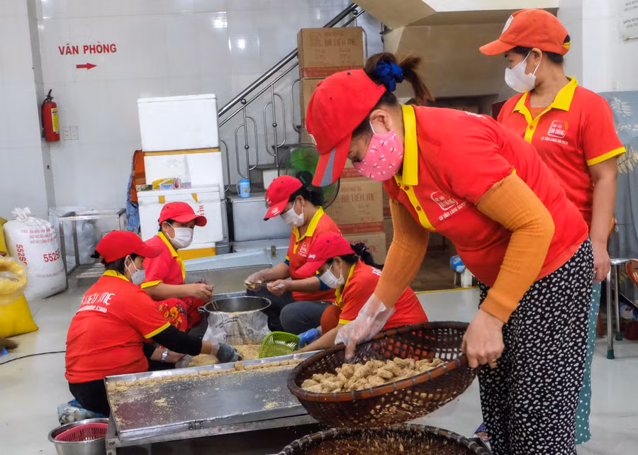 Anh Huỳnh Đức Sol - chủ cơ sở sản xuất bánh khô mè Bà Liễu Mẹ tại quận Cẩm Lệ cho biết: “Ngày thường chúng tôi chỉ sản xuất 500 sản phẩm nhưng thời điểm này cơ sở sản xuất nhiều hơn. Để đáp ứng công việc, xưởng đã thuê thêm nhân viên, tăng ca phục vụ sản xuất đáp ứng nhu cầu của thị trường Tết”. Anh Huỳnh Đức Sol - chủ cơ sở sản xuất bánh khô mè Bà Liễu Mẹ tại quận Cẩm Lệ cho biết: “Ngày thường chúng tôi chỉ sản xuất 500 sản phẩm nhưng thời điểm này cơ sở sản xuất nhiều hơn. Để đáp ứng công việc, xưởng đã thuê thêm nhân viên, tăng ca phục vụ sản xuất đáp ứng nhu cầu của thị trường Tết”.