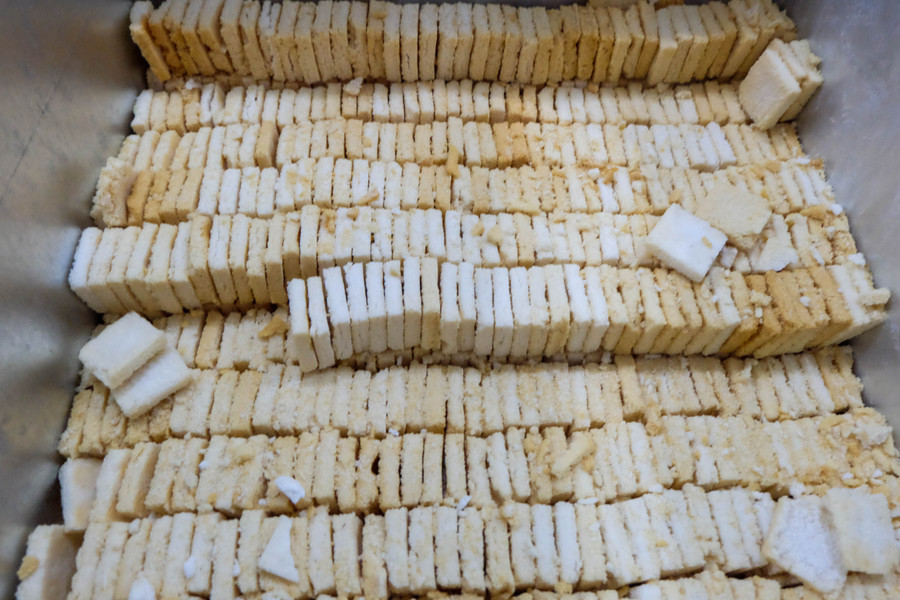 Những ngày cận Tết, làng nghề truyền thống bánh khô mè (quận Cẩm Lệ, TP. Đà Nẵng) trở nên tấp nập hơn bao giờ hết. Nguyên liệu chính của đặc sản bánh khô mè là hỗn hợp bột gạo - nếp, mè, đường. Người làm bánh sẽ pha bột gạo với bột nếp, sau đó cho bột vào khuôn để tạo hình...