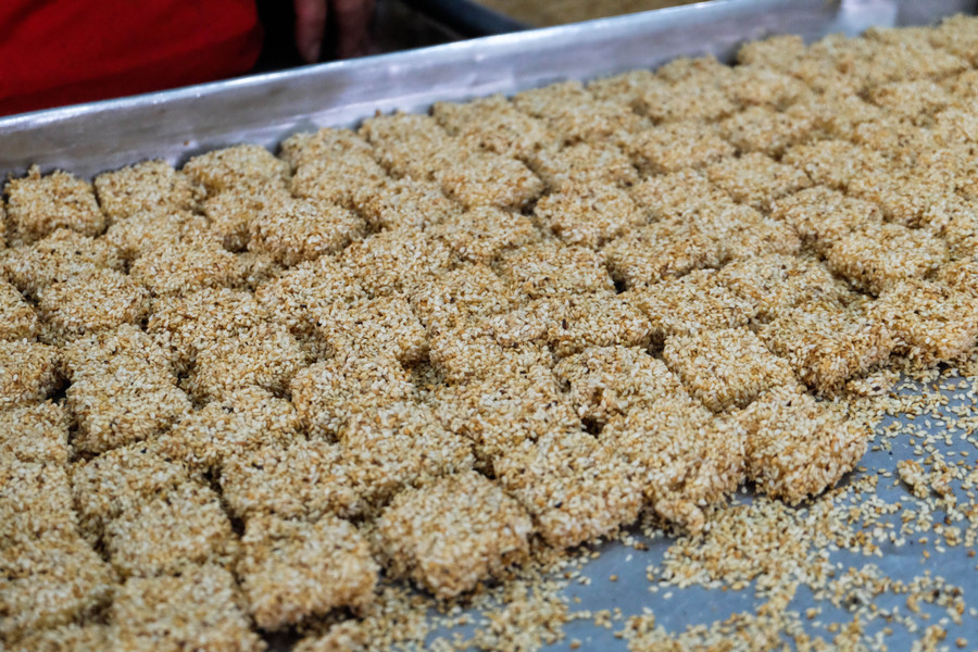 Sản phẩm bánh đạt yêu cầu phải có ruột xốp giòn, thơm mùi mè và nếp rang, ngọt vị đặc trưng của mía non, lớp đường mía bên trong dẻo sánh có thể kéo được thành sợi khi bẻ bánh.