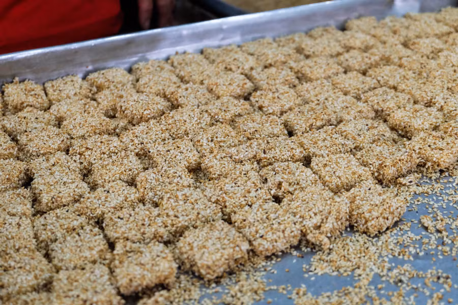 Sản phẩm bánh đạt yêu cầu phải có ruột xốp giòn, thơm mùi mè và nếp rang, ngọt vị đặc trưng của mía non, lớp đường mía bên trong dẻo sánh có thể kéo được thành sợi khi bẻ bánh. Sản phẩm bánh đạt yêu cầu phải có ruột xốp giòn, thơm mùi mè và nếp rang, ngọt vị đặc trưng của mía non, lớp đường mía bên trong dẻo sánh có thể kéo được thành sợi khi bẻ bánh.