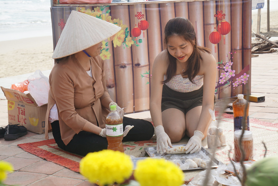 Khách trong nước tập làm bánh dưới sự hướng dẫn của nghệ nhân.