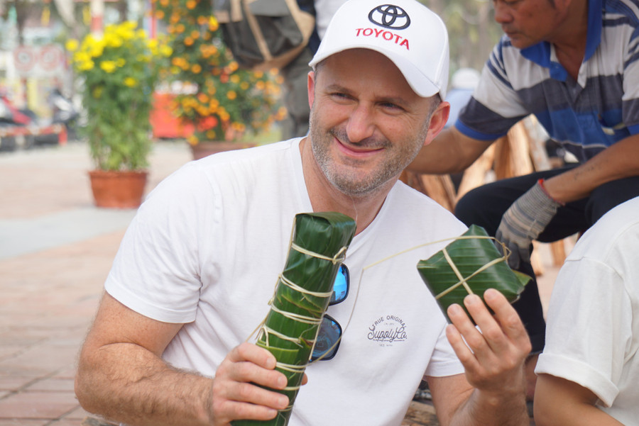 Tham gia trải nghiệm gói bánh chưng, anh Erik Vismer - quốc tịch Thụy Điển, đã sinh sống tại Đà Nẵng 4 năm cho biết, hôm nay anh cùng các con thưởng thức món bánh in, mứt dừa. &quot;Đây là một trải nghiệm tốt nhất để các con tôi hiểu được nét văn hóa, truyền thống ở vùng đất mình đang sống. Tôi thấy chương trình rất hay và ý nghĩa&quot;, anh Erik Vismer chia sẻ.