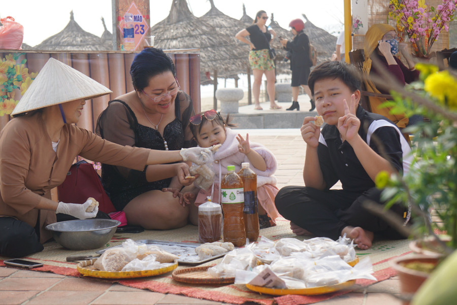 Không chỉ du khách nước ngoài, khách trong nước cũng khá thích thú khi trải nghiệm chương trình “Xuân yêu thương 2023”.