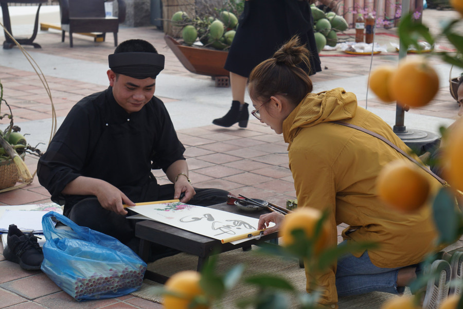 Đến với chương trình, du khách sẽ thỏa thích check-in với các mô hình trang trí Tết, hình ảnh nồi bánh chưng, bánh tét, các mô hình hoa đào, hoa mai, ông đồ vẽ thư pháp.