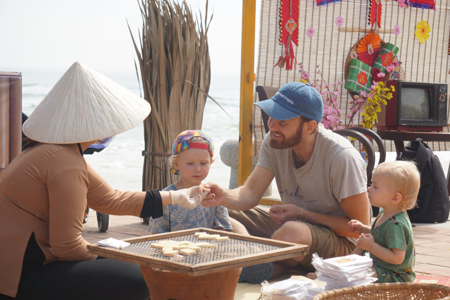 Du khách thích thú khi thưởng thức món bánh in.