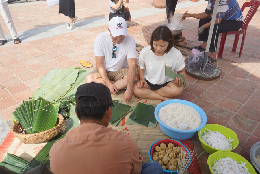 Hòa chung không khí Tết náo nức, tươi vui đang tràn ngập trên mọi nẻo đường, con phố... với mong muốn quảng bá hình ảnh du lịch Đà Nẵng đến với người dân và du khách, đồng thời tạo một cái Tết đong đầy yêu thương, tại bãi biển Mỹ Khê (quận Sơn Trà) TP Đà Nẵng đã tổ chức chương trình “Xuân yêu thương 2023”.