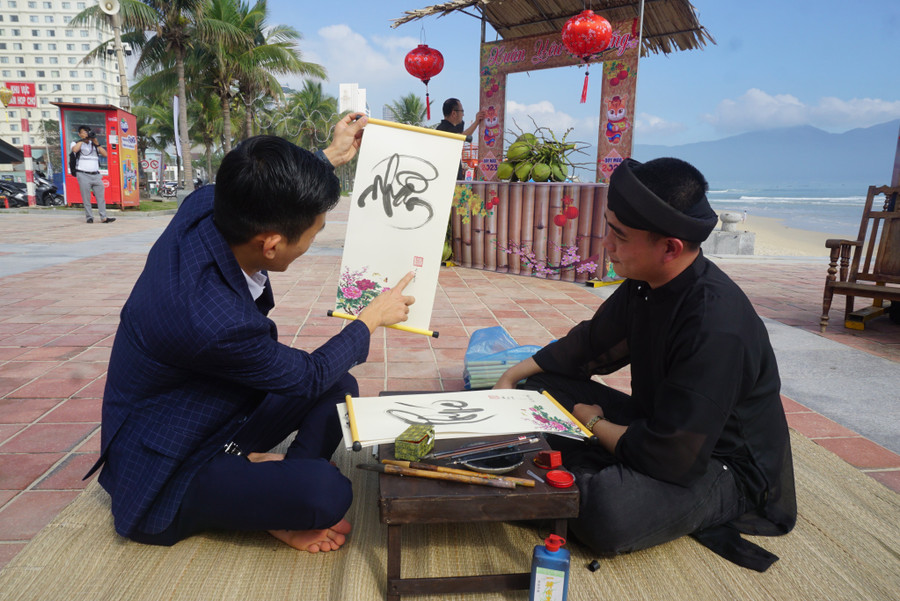 Tục lệ xin chữ - cho chữ mỗi độ Tết đến, Xuân về. Một nét đẹp trong văn hóa người Việt Nam.