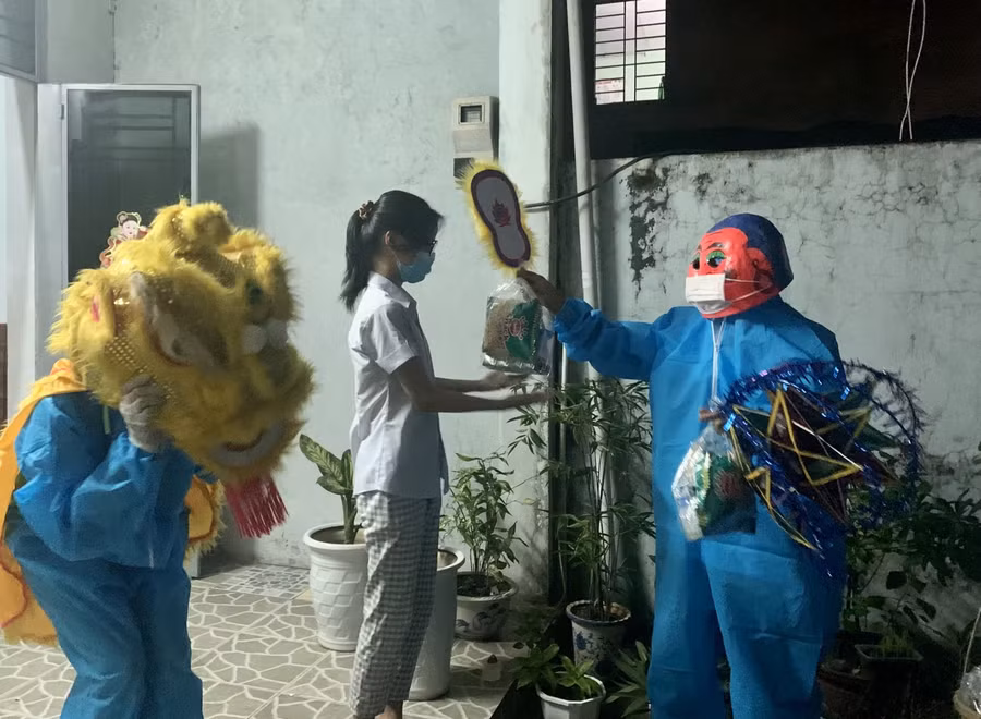 Đến từng nhà tặng quà cho các em nhỏ trong đêm Trung Thu.