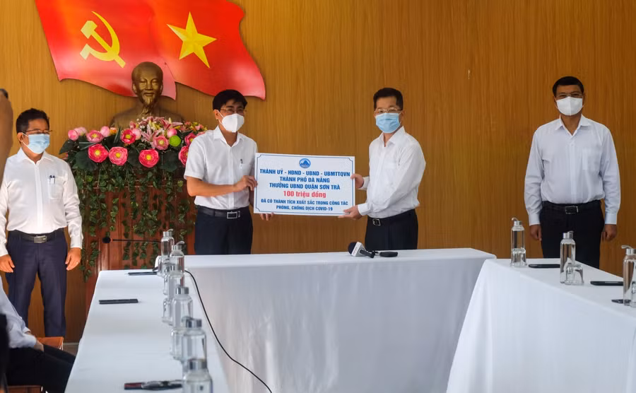 Ông Nguyễn Văn Quảng (thứ 2, phải sang)- Bí thư Thành ủy Đà Nẵng trao thưởng nóng cho lực lượng phòng chống dịch quận Sơn Trà. 