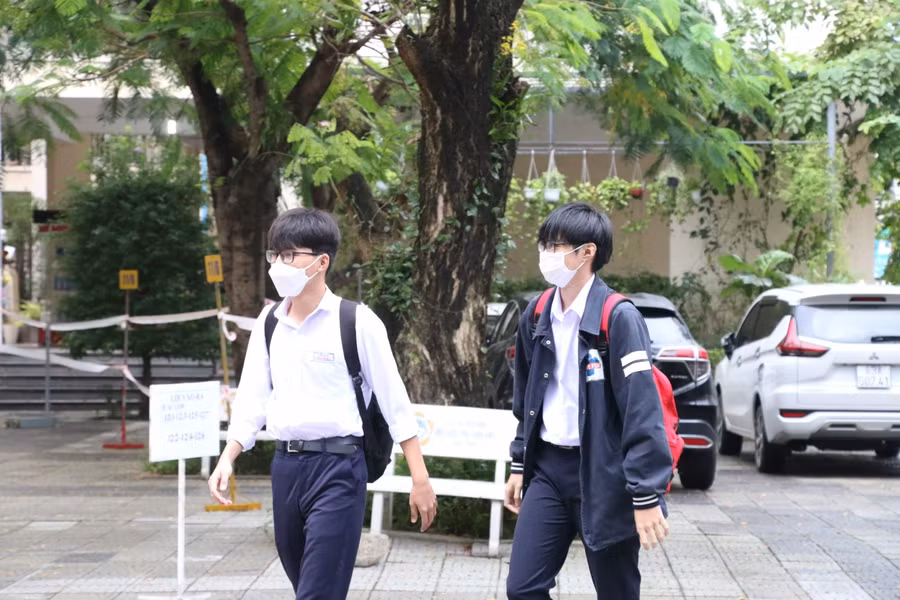 Học sinh cấp THPT ở Đà Nẵng đi học trở lại.