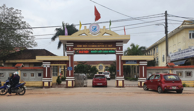 Các trường hợp dương tính với SARS-CoV-2 đã được đưa vào bệnh viện đa khoa huyện Lệ Thủy để cách ly điều trị. (Ảnh: X.V)