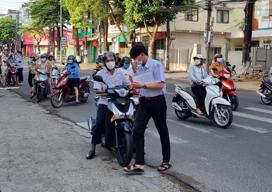 Phụ huynh đưa con mình tới điểm thi.