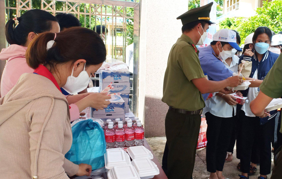 Những phần cơm nóng hổi được gửi tận tay thí sinh.