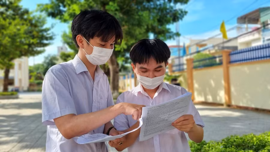 Các thí sinh trao đổi với nhau sau khi kết thúc kỳ thi.