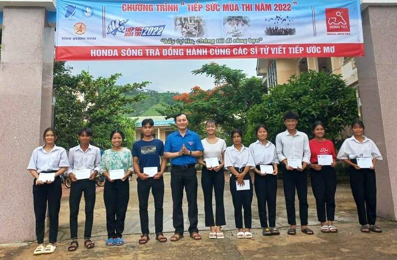 Những phần quà động viên được trao trước ngày thi cho các thí sinh có hoàn cảnh khó khăn, có thành tích cao trong học tập.