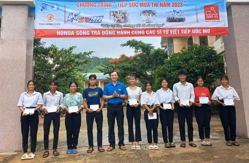 Những phần quà động viên được trao trước ngày thi cho các thí sinh có hoàn cảnh khó khăn, có thành tích cao trong học tập.