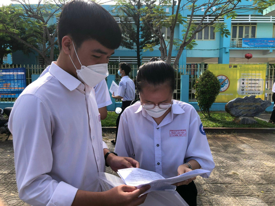 Thí sinh Phương Thanh trao đổi với bạn sau khi hoàn thành phần thi Ngoại Ngữ. Thí sinh Phương Thanh trao đổi với bạn sau khi hoàn thành phần thi Ngoại Ngữ.