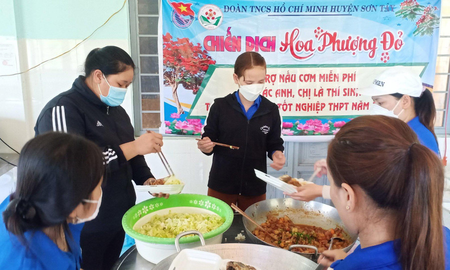 Các tình nguyện viên chuẩn bị phần cơm cho thí sinh vào buổi trưa.