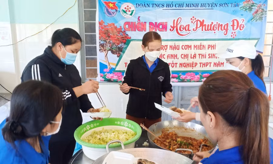 Các tình nguyện viên chuẩn bị phần cơm cho thí sinh vào buổi trưa.