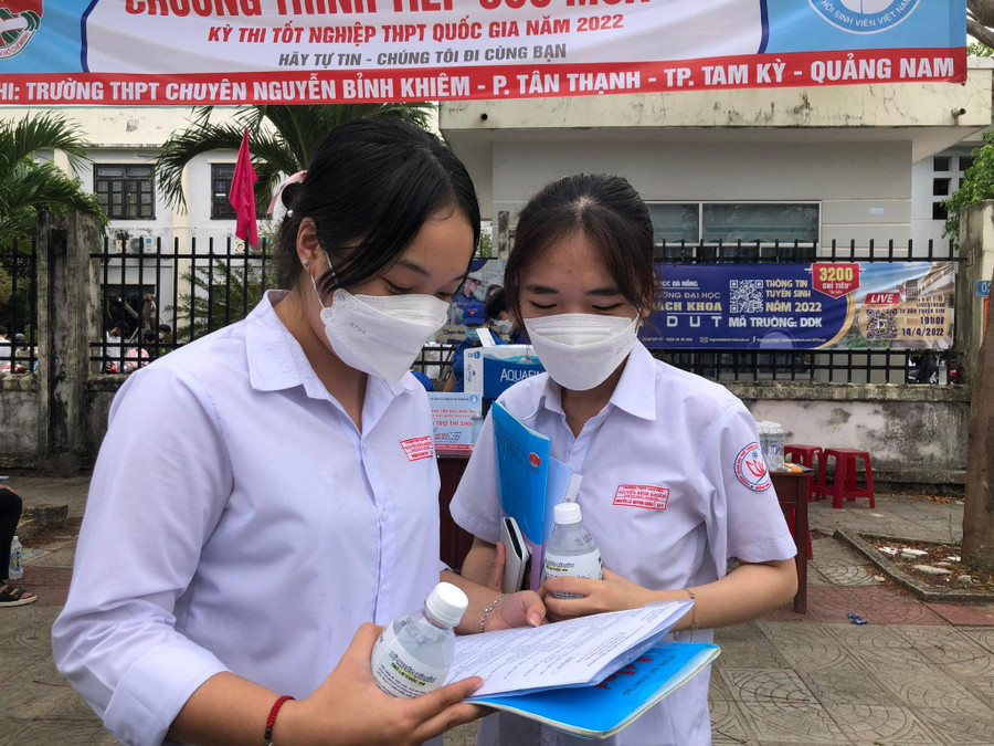 Em Trương Thị Ngọc Nhi (bên trái) trao đổi với bạn sau khi kết thúc bài thi tổ hợp.