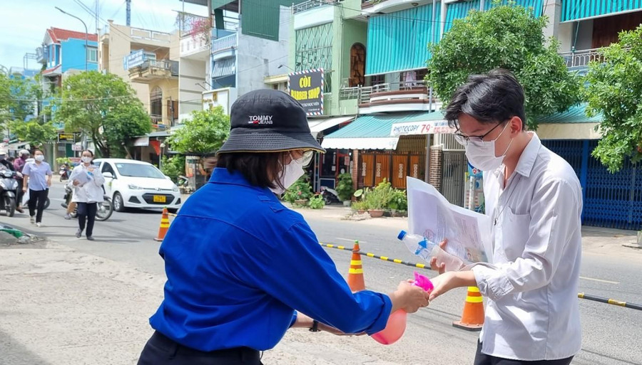 Rửa tay sát khuẩn trước khi vào điểm thi. Rửa tay sát khuẩn trước khi vào điểm thi.