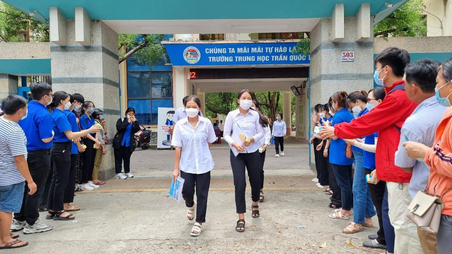 Các thí sinh đầu tiên rời phòng thi.