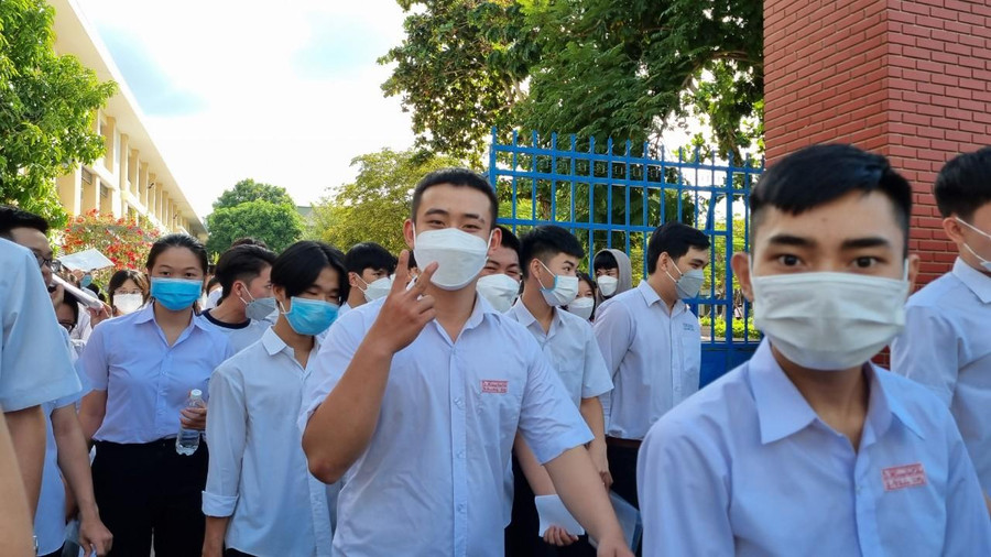 Thí sinh vui vẻ sau khi hoàn thành môn thi Ngoại Ngữ. Thí sinh vui vẻ sau khi hoàn thành môn thi Ngoại Ngữ.