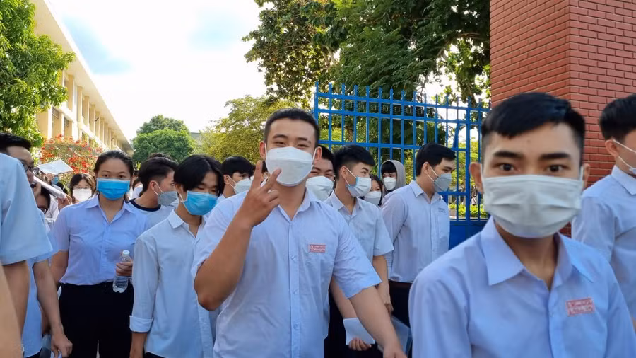 Thí sinh vui vẻ sau khi hoàn thành môn thi Ngoại Ngữ.