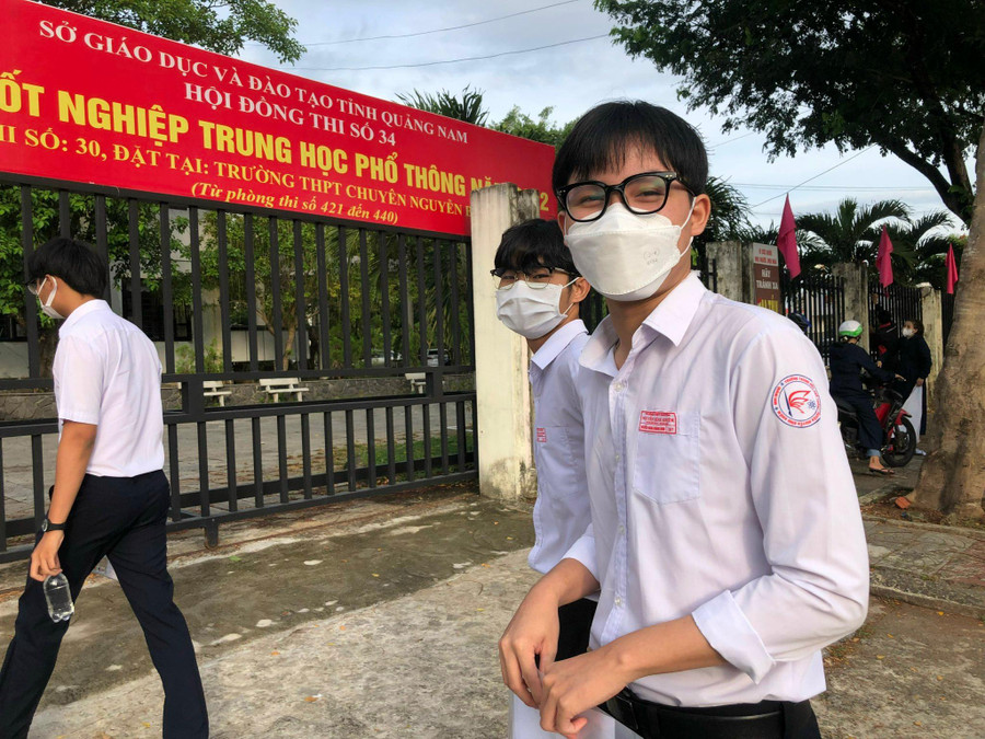 Em Nguyễn Đặng Hoàng Dinh cùng bạn của minh trước khi vào phòng thi.