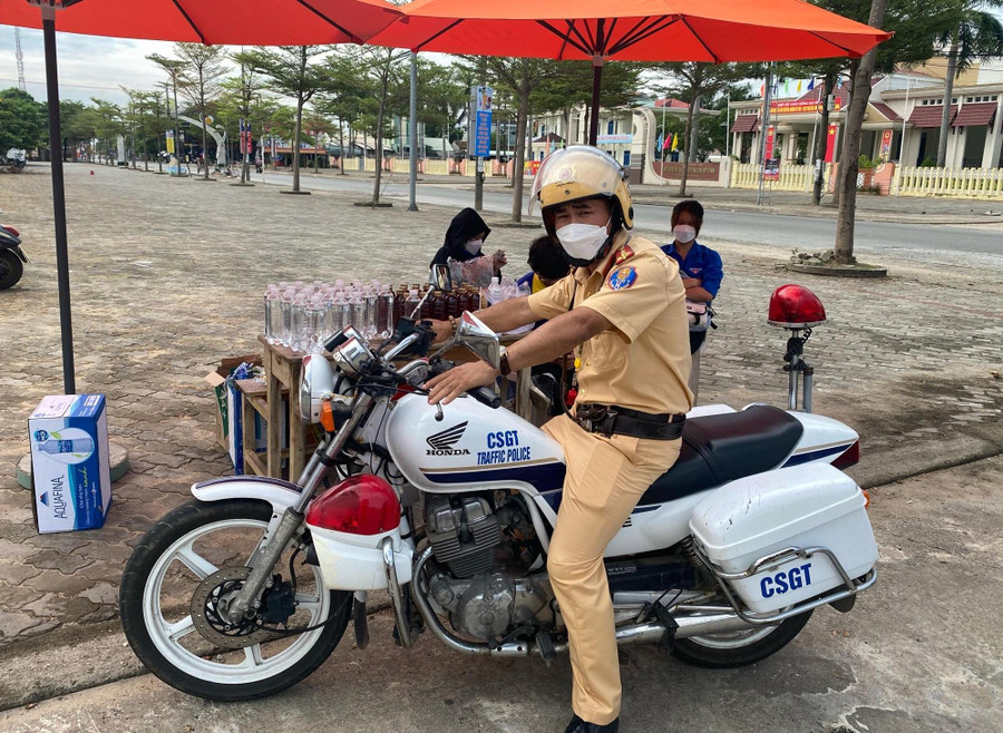 Đại úy Mai Phước Đà làm nhiệm vụ hỗ trợ tại Kỳ thi tốt nghiệp THPT năm 2022.