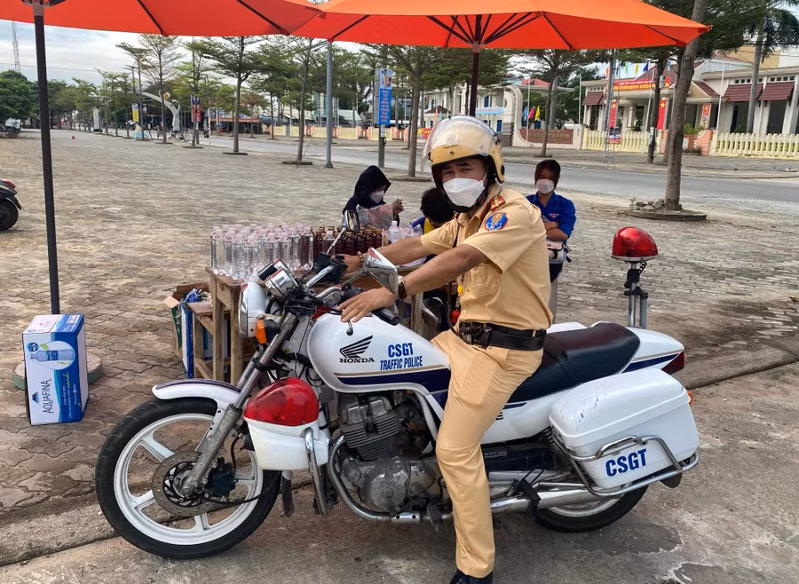 Đại úy Mai Phước Đà làm nhiệm vụ hỗ trợ tại Kỳ thi tốt nghiệp THPT năm 2022.