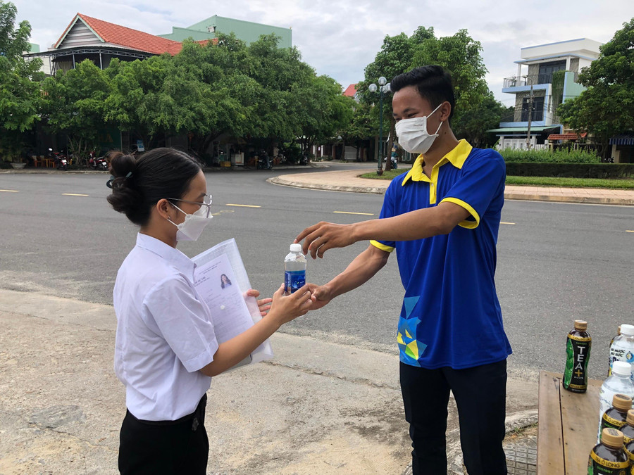 Các thí sinh nhận nước miễn phí từ tình nguyện viên của Chương trình tiếp sức mùa thi trước khi vào thi môn Ngoại ngữ. Các thí sinh nhận nước miễn phí từ tình nguyện viên của Chương trình tiếp sức mùa thi trước khi vào thi môn Ngoại ngữ.