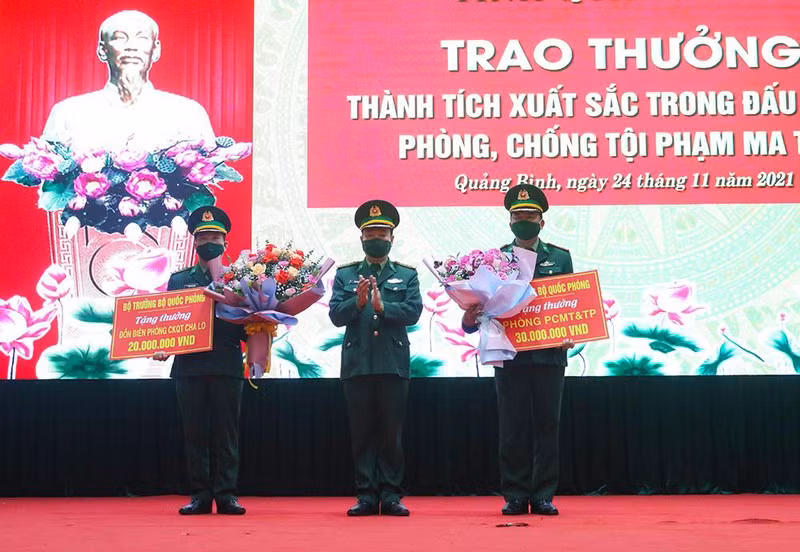 Đại tá Trịnh Thanh Bình, Chỉ huy trưởng Bộ Chỉ huy Bộ đội Biên phòng Quảng Bình trao Thư khen và khen thưởng hai đơn vị chủ trì phá án.