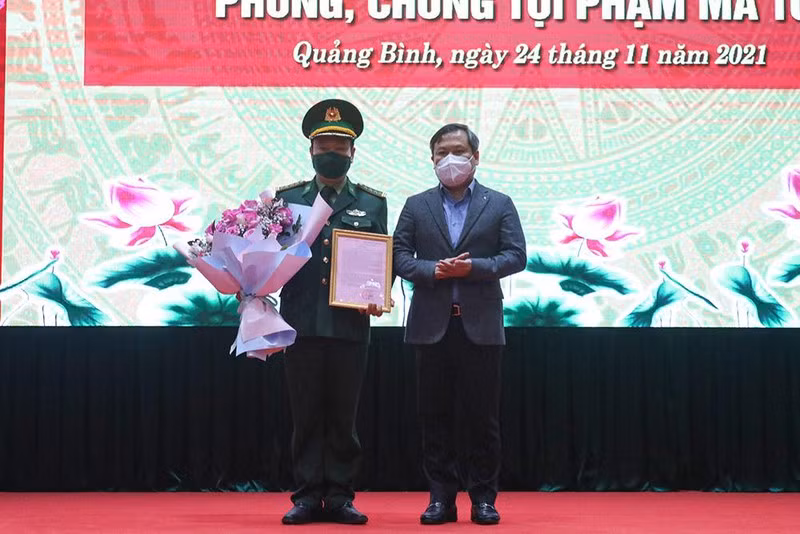 Ông Vũ Đại Thắng, Bí thư Tỉnh ủy Quảng Bình tặng Thư và khen thưởng cho Bộ Chỉ huy Bộ đội Biên phòng Quảng Bình.