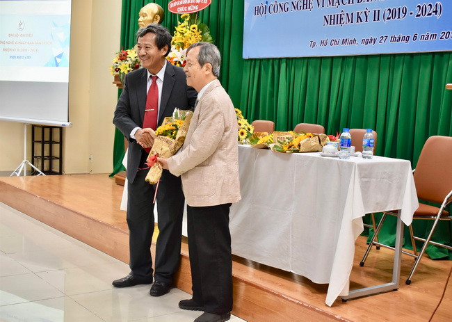 Ông Nguyễn Anh Tuấn- Chủ tịch HSIA (bên trái) tặng hoa tri ân GS.TSKH Đặng Lương Mô vì có thành tích đóng góp xây dựng và phát triển HSIA giai đoạn (2013-2018). Ông Nguyễn Anh Tuấn- Chủ tịch HSIA (bên trái) tặng hoa tri ân GS.TSKH Đặng Lương Mô vì có thành tích đóng góp xây dựng và phát triển HSIA giai đoạn (2013-2018).