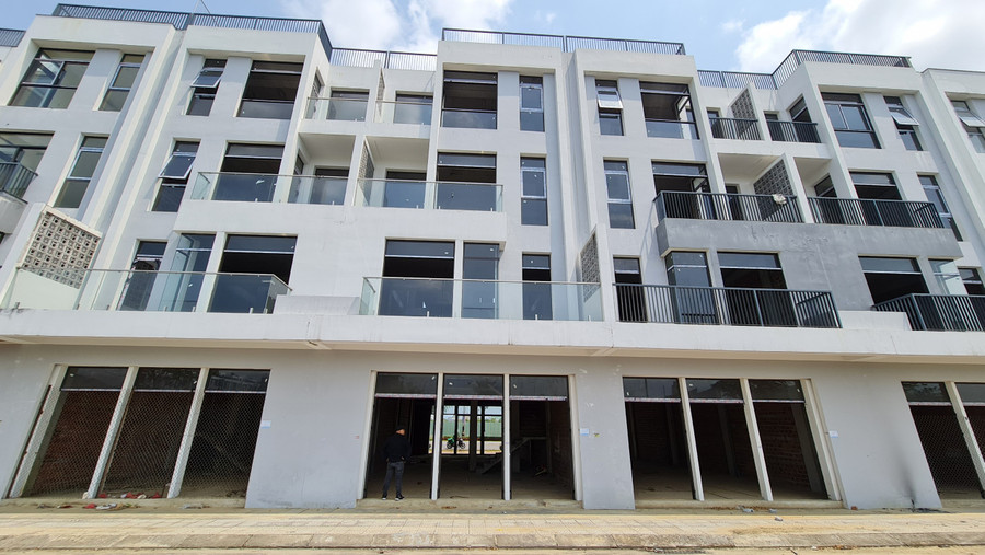 Theo báo cáo thị trường của Tập đoàn Dịch vụ Bất động sản DKRA (DKRA Group), phân khúc nhà phố, biệt thự, trong tháng 1, 2/2023 ghi nhận nguồn cung sụt giảm đáng kể, chỉ bằng 18% so với cùng kỳ năm 2022. Trong khi đó, sức cầu thị trường ở mức rất thấp, lượng giao dịch giảm mạnh, xu hướng giảm kéo dài từ giữa cuối quý 2/2022 đến nay. Ảnh: Hoàng Vinh.