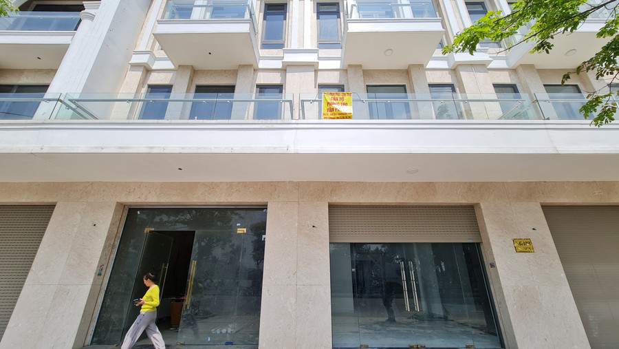 Cũng theo ông Hoàng, thực tế định giá của thị trường shophouse cao hơn rất nhiều so với những phân khúc bất động sản khác. Cư dân thưa thớt, không kinh doanh được thì đầu tư đã nắm chắc phần thua lỗ. Với người trót đầu tư, giờ phải bán tháo là điều không tránh khỏi. Trong ảnh là dãy Shophouse tại khu đô thị phía Tây Đà Nẵng. Ảnh: Hoàng Vinh.